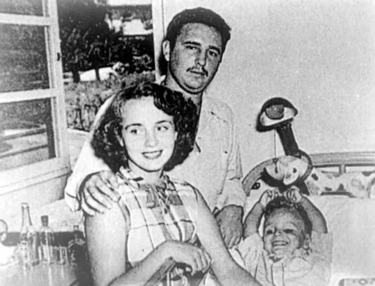 Fidel, ilk eşi Mirta ve oğlu Fidelito ile birlikte. 1950’lerin başlarında.