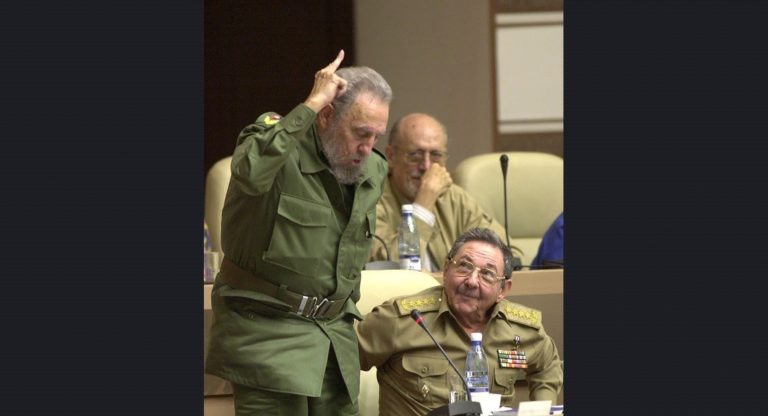 Castro, Küba Anayasası üzerindeki bir değişikliğe oy verirken, kardeşi ve Savunma Bakanı olan Raul Castro onu izliyor. Havana, 26 Haziran 2002.