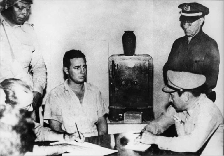 Castro, polis ve askerler tarafından, 140 kişiyle beraber federal garnizona saldırmak, suçundan sorgulanırken. Vivav Prison; Santiago, 1953.