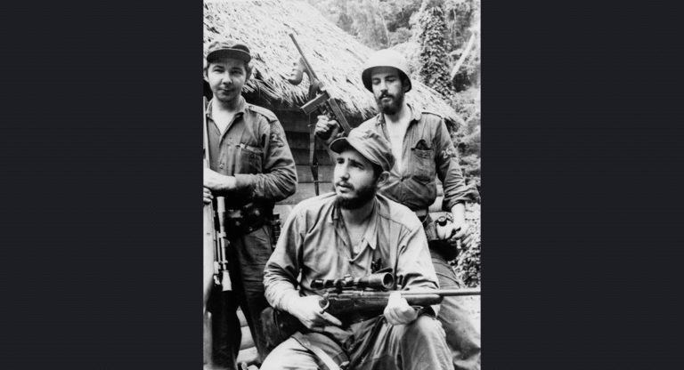 Fidel, kardeşi Raul ve Camilo Cienfuegos; Küba’nın doğusundaki dağlarda operasyondayken. 14 Mart 1957