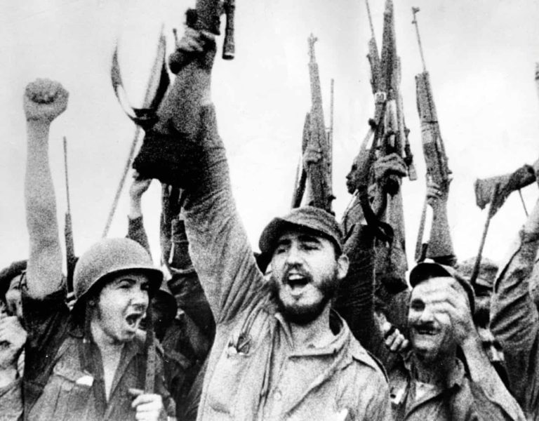 Castro, zafer kazanan birliklerin önünde.