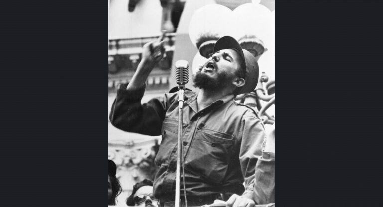 Fidel Castro, Batista rejimi düştükten sonra zaferle döndüğü Havana’da kalabalığa konuşurken. 6 Şubat 1959.