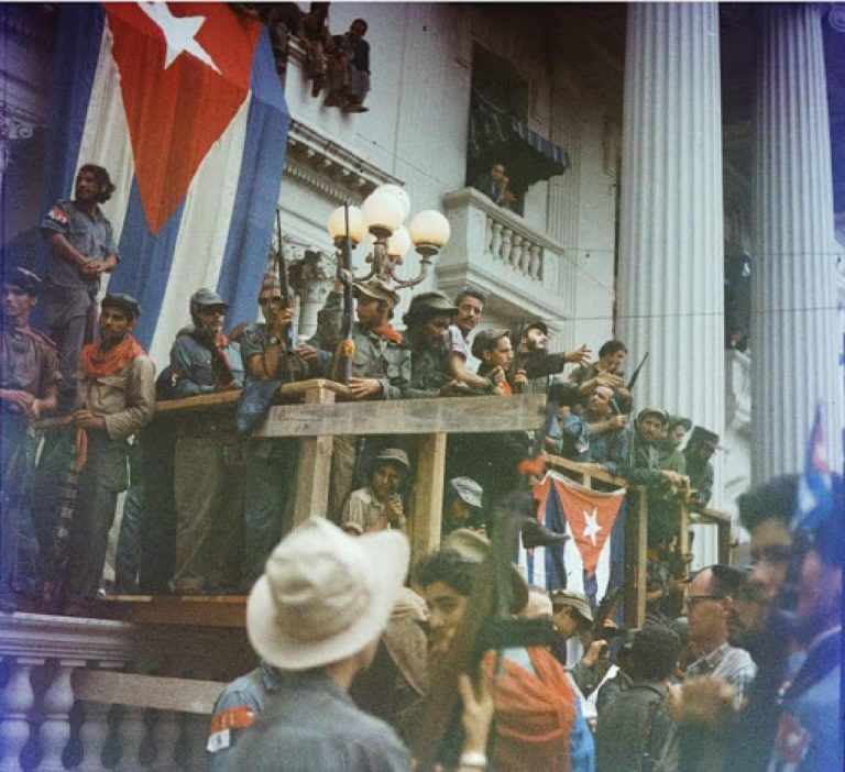 Fidel Castro, Havana’ya Zafer Yürüyüşü kapsamında derme çatma bir balkonda konuşma yapıyor. Santa Clara, 1959.
