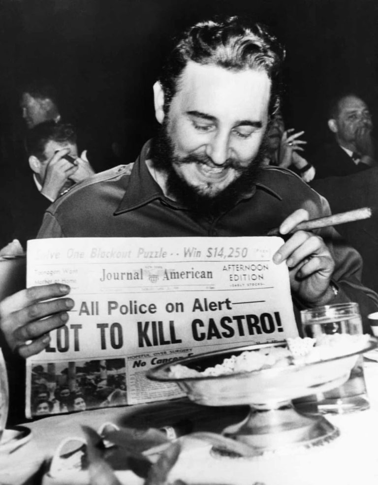 Castro, polislerin onu öldürmek için alarmda olduğu ve başına ödül konulduğunu manşet atan bir gazeteyi elinde tutarken. New York, 1959.