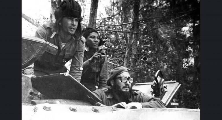 Castro, Domuzlar Körfezi Çıkarması sırasında bir tanktan dışarı bakarken. Küba, Nisan 1961.