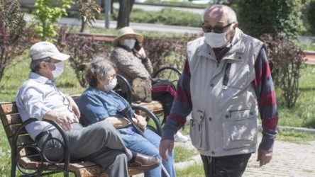 İzmir'de 65 yaş üstü vatandaşların sokağa çıkma saatleri sınırlandırıldı