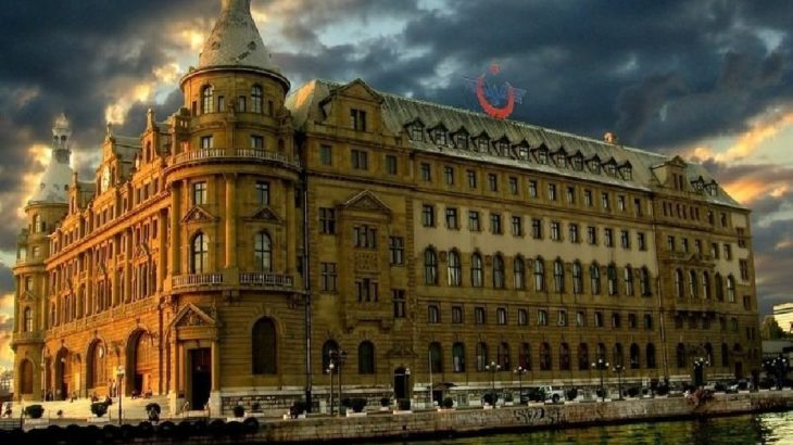 Bakan Ersoy, boşaltılan Haydarpaşa Garı'nda incelemelerde bulundu