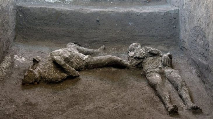 M.S. 79 yılına ait külle kaplı iki cansız beden bulundu