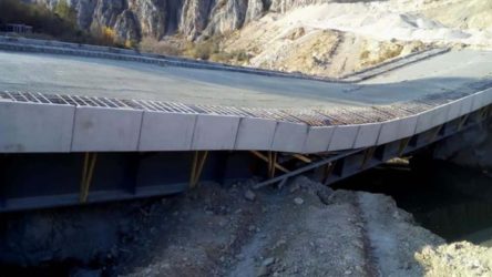 AKP'li büyükşehir belediyesi köprü yaptı: Açılmadan çöktü!