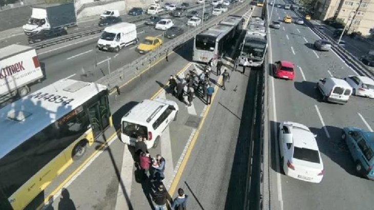 Avcılar'da metrobüs yayaya çarptı: 6 yaralı