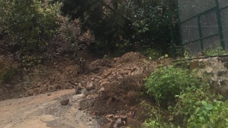 Rize'de heyelan nedeniyle köy yolu kapandı