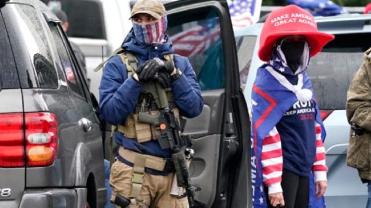 Seçim sonucunu protesto eden silahlı Trump destekçileri sokağa indi