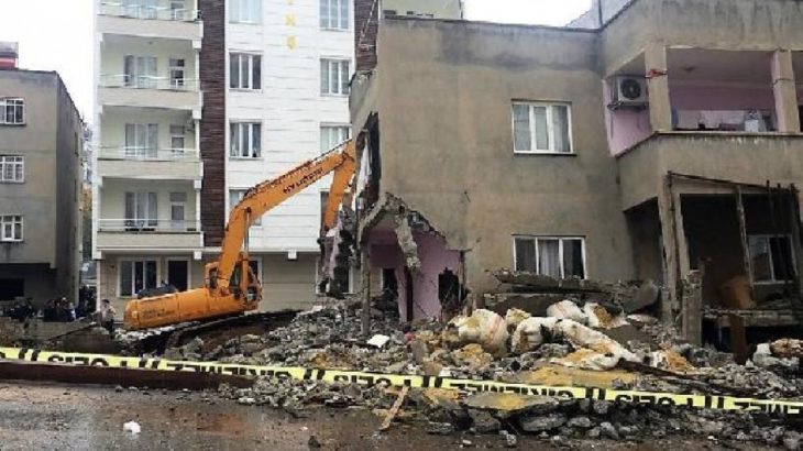 Deprem sonrasında yan yatan binanın yıkımında gerginlik