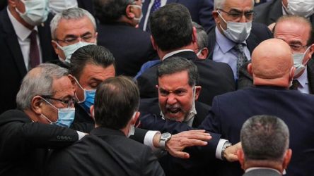 Meclis'te kavga: Vekiller birbirine girdi