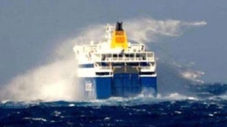Gökçeada'ya feribot seferleri fırtına nedeniyle iptal edildi