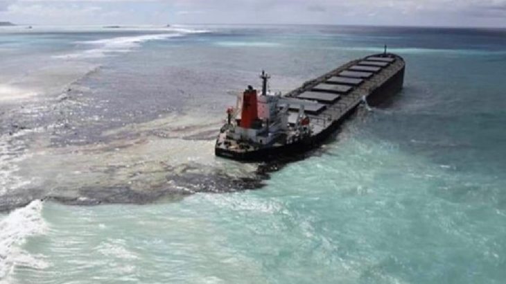 Morityus'ta karaya oturan yük gemisinden 1000 ton petrol sızmıştı: Mobil hat çeksin diye kıyıya yaklaşmış