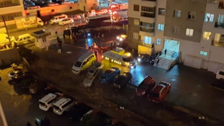 İzmir'de sağanak sonrası sitenin istinat duvarı araçların üzerine çöktü