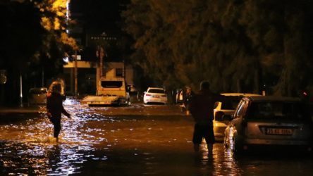 İzmir'de selde kaybolan 2 kişi hakkında Vali Köşger'den açıklama