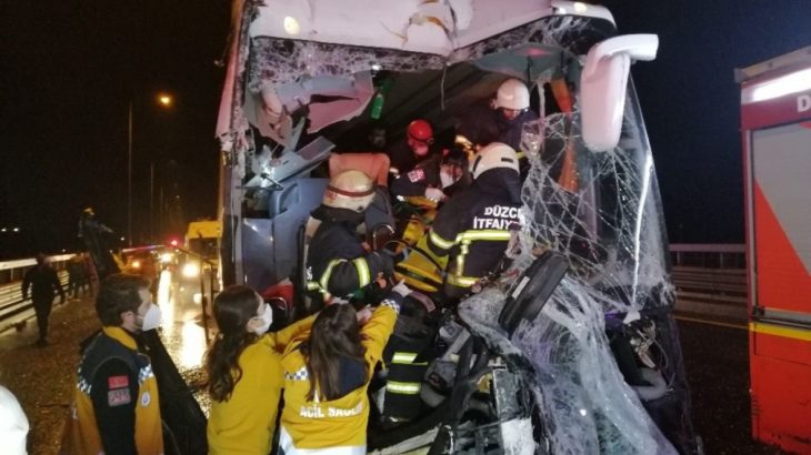 TEM otoyolunda yolcu otobüsü kamyona çarptı: 16 yaralı