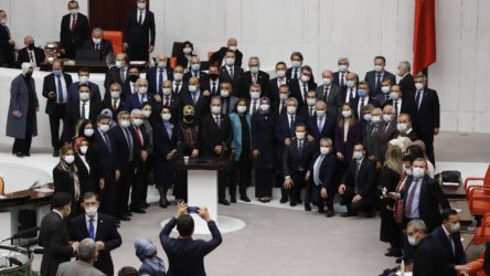 AKP'li vekiller Meclis'te sosyal mesafeyi unuttu: Korona yokmuş gibi çek