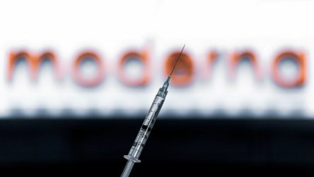İngiltere'den Moderna'nın koronavirüs aşısına acil kullanım onayı