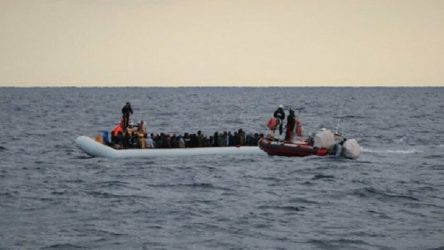 Tunus açıklarında göçmen teknesi battı: 20 kişi hayatını kaybetti