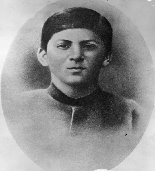 Yoksulluktan 3 kardeşini kaybeden, geçirdiği hastalıklara karşı yaşam mücadelesi veren bir fabrika işçisinin oğlu olan Stalin’in çocukluğuna dair bir fotoğrafı.