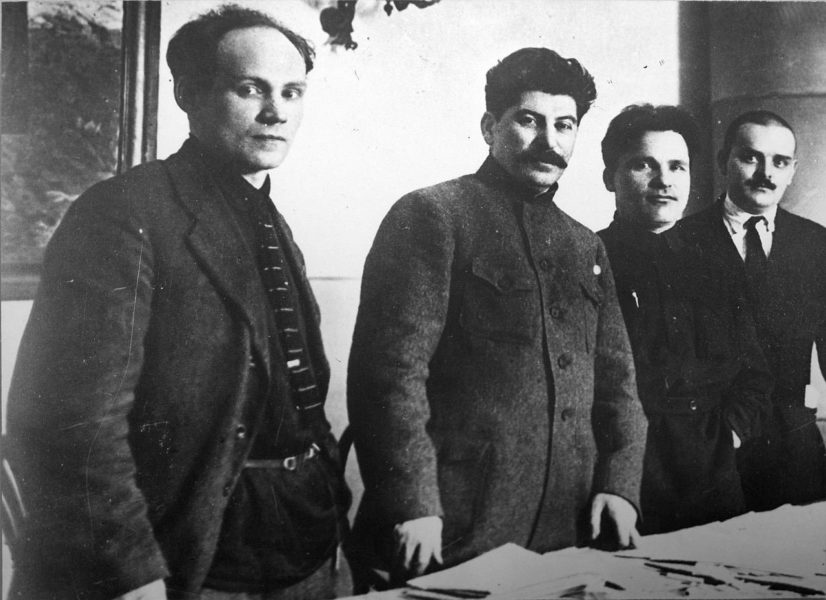 Ekim Devrimi’nin ardından yerel komünist parti binası olan Somolny Enstitüsü’nden bir fotoğraf. (Antipov, Stalin, Sergei Kirov ve Shvernik 1925)