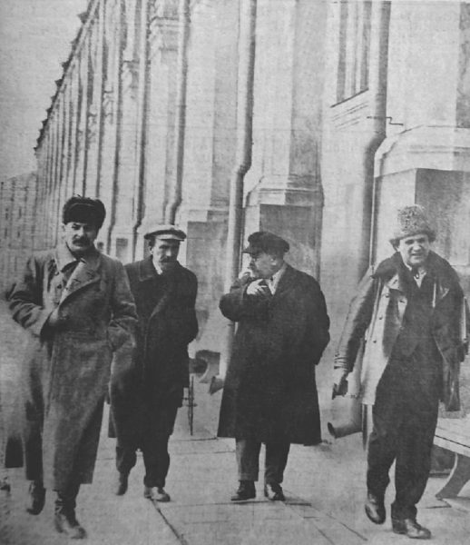 1925 yılında Kremlin Sokağı’nda çekilen bu fotografta Stalin, Halk Komiserleri Konseyi Başkanı Rykov, Halk Komiserleri Konseyi Başkan Yardımcısı Lev Kamenev ve Komirent İcra Komitesi Başkanı Zinoviev ile birlikte.
