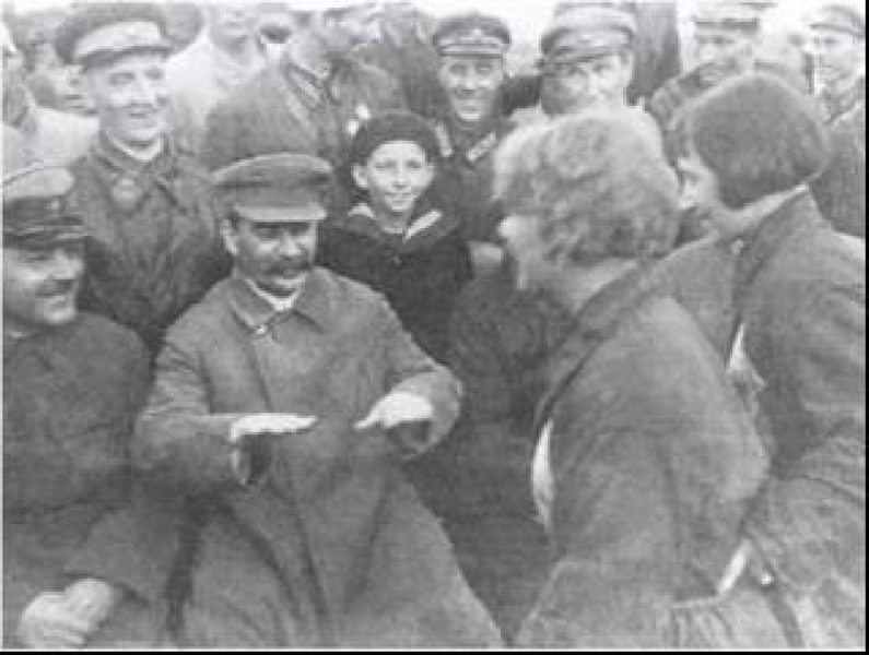 Josef Stalin ve Kliment Voroshilov, Tushino Havaalanı’nda pilotlar ve paraşütçülerle konuşuyor.