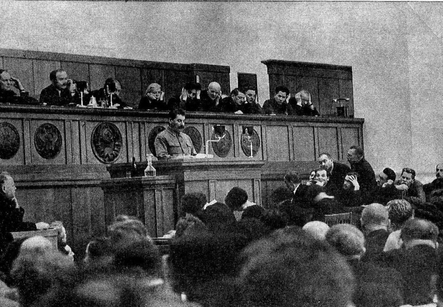 1934’te gerçekleştirilen İlk 5 Yıllık Plan’ın ekonomik başarılarından Zafer Kongresi olarak adlandırılan Bolşevikler’in 17. Kongresinde Stalin, Merkez Komitesinin siyasi raporunu sunuyor.