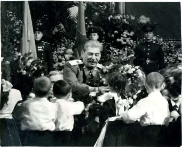 Stalin’in 70. doğum gününde çocuklar ona çiçek veriyor.