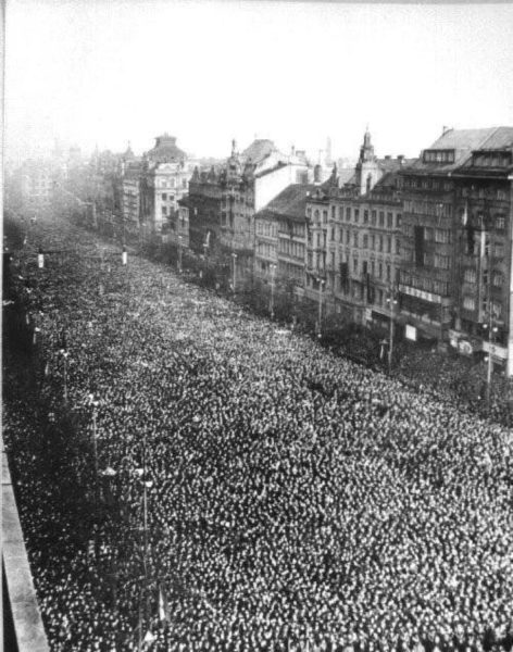 5 Mart 1953 Moskova, milyonlar Josef Stalin’in cenaze törenine eşlik etti