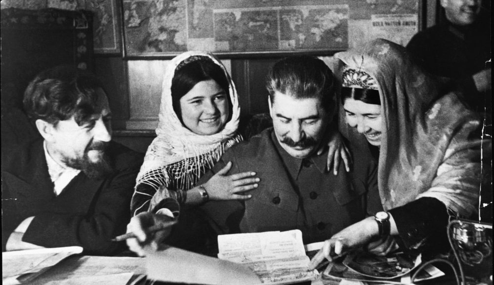 Stalin, Türkistan tarım işçileri ile birlikte.