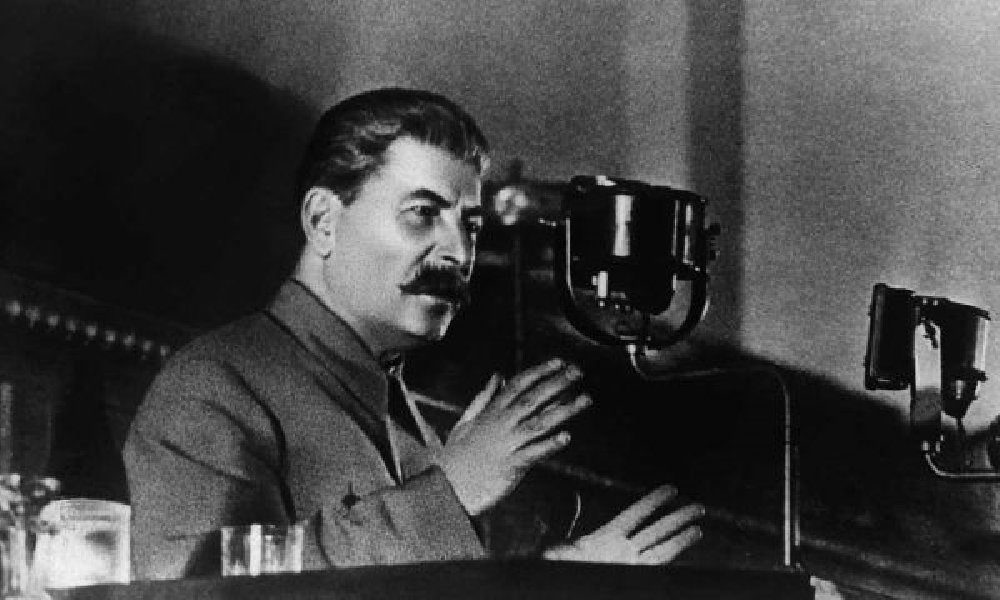 Josef Stalin, SSCB Anayasa taslağı üzerine 8. Tüm Birlik Sovyetler Kongresi\'ne rapor veriyor. Raporda kapitalizmin ve emperyalizmin tanımlarını anlatmış; burjuva-demokratik sistemi ile Sovyet sistemini karşılaştırılmıştı. Sosyalizm için partinin belirli görevleri açıklanmıştı.