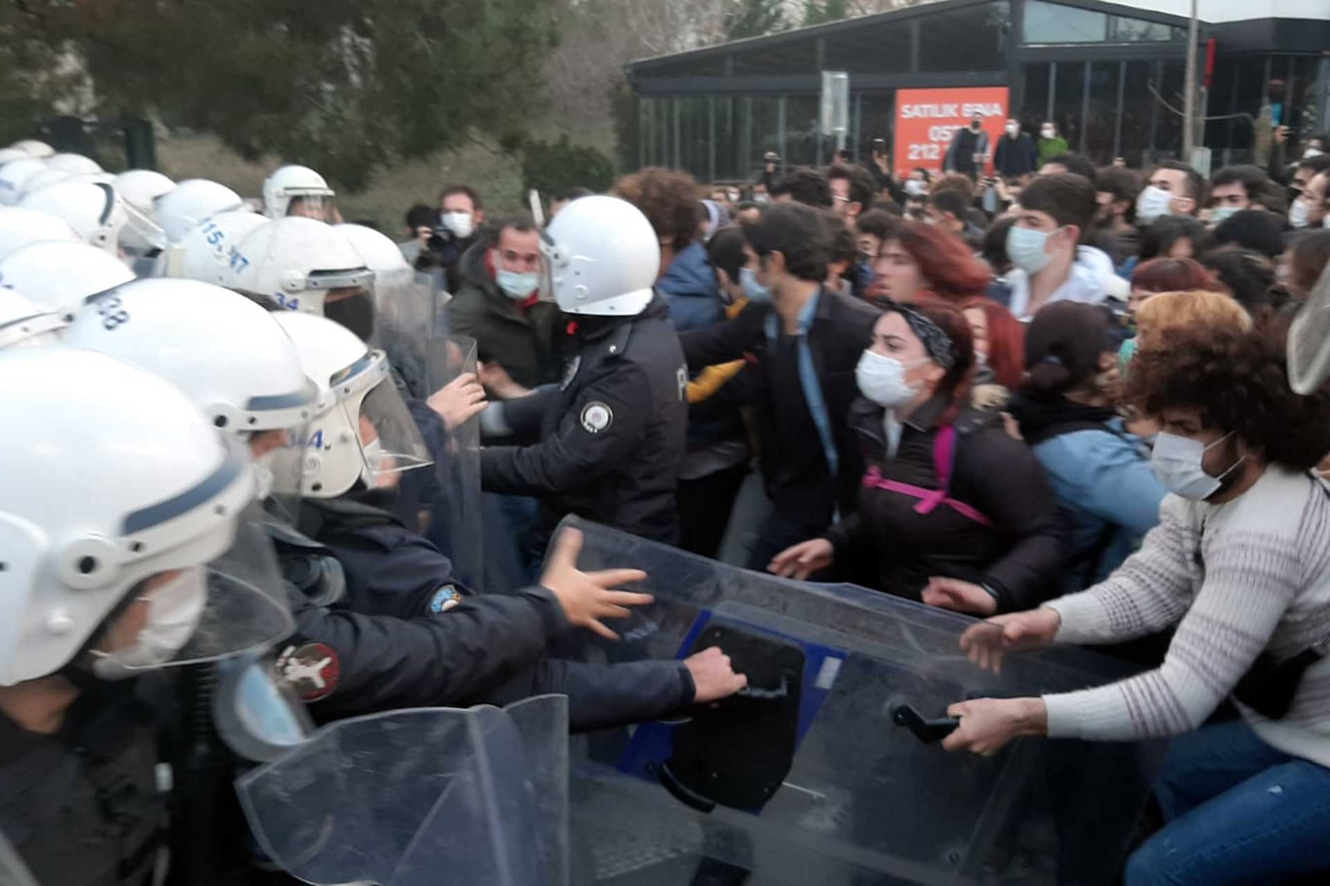 Boğaziçi Üniversitesi'ndeki 'kayyum rektör' protestosunda gözaltına alınan 24 öğrenci serbest bırakıldı