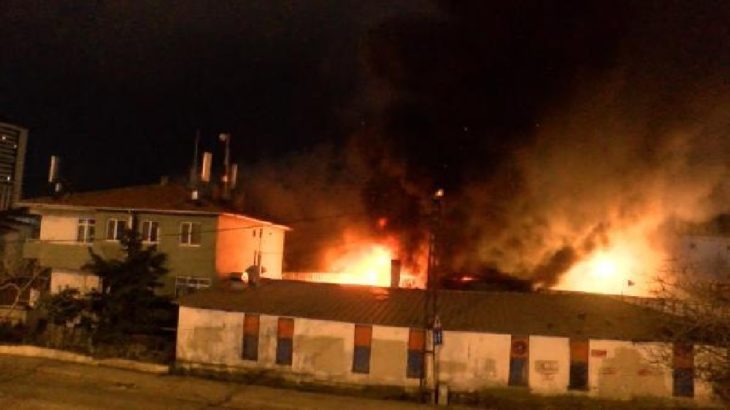 Maltepe'de geri dönüşüm deposunda yangın