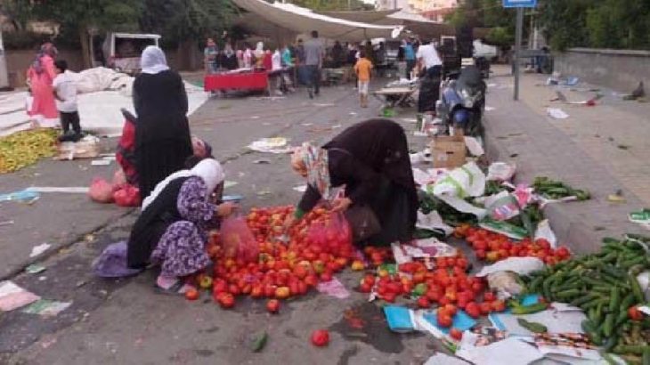 Semt pazarlarında tezgahlar kaldırılırken halk sebze ve meyve artıklarını topluyor