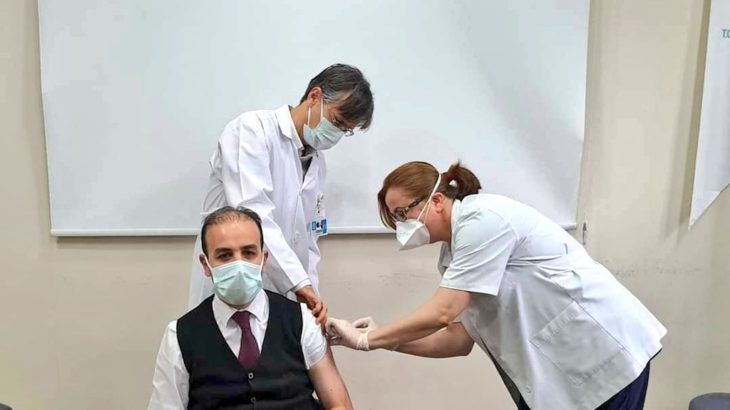 Sağlık emekçilerinden önce AKP'li vekil aşı oldu