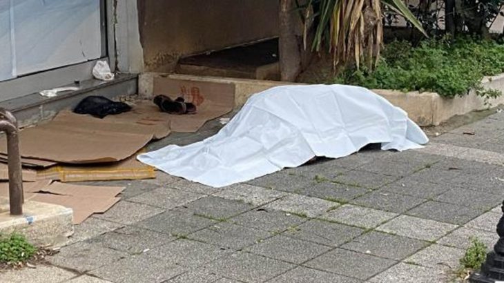 Kadıköy'de sokakta yaşayan bir kişinin cansız bedeni bulundu
