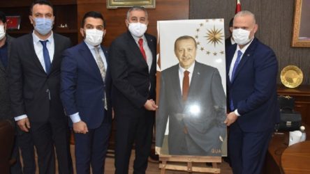 Menemen'de AKP'nin ilk icraatı: Erdoğan'ın fotoğrafını belediyeye getirdiler, top atışı yaptılar