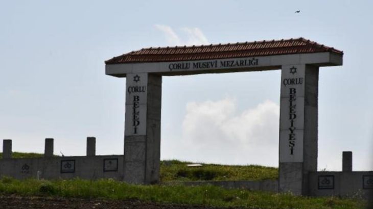 250 yıllık tarihi Musevi Mezarlığı'nın 1 tonluk demir kapısı ikinci kez çalındı