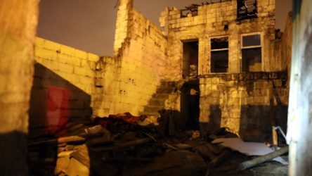 Antep'te 2 katlı bina çöktü: Anne ve 3 çocuğu enkaz altında kaldı