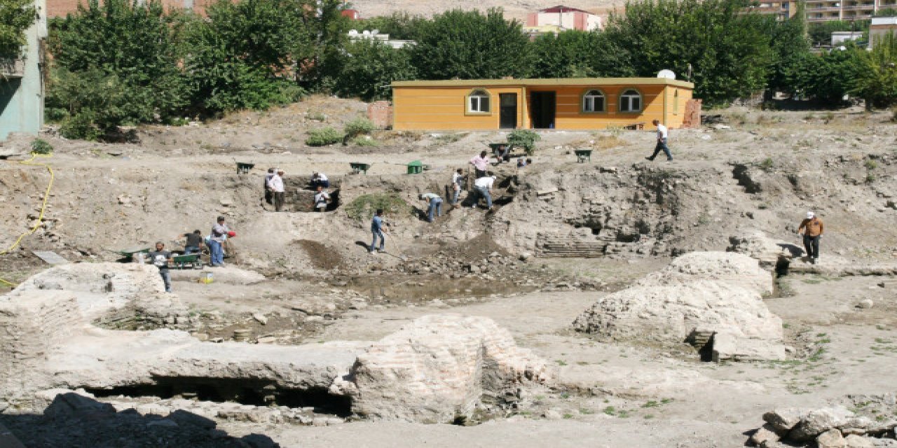 Tarihi kalıntıların üzerine bina inşa edildi