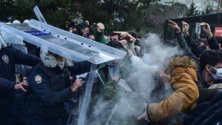Atanmış rektör Naci İnci'yi protesto eden öğrenciler yaka paça gözaltına alındı