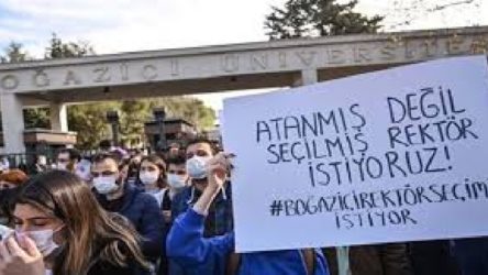 Boğaziçi Üniversitesi öğrencileri rektörlük önünde toplandı
