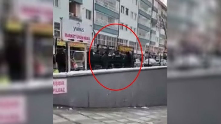Polisten şehrin ortasında çocuğa şiddet