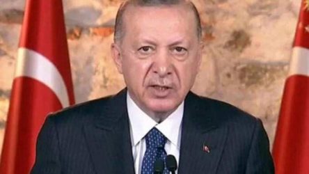 Koronavirüse rağmen kongre yapan Erdoğan: Salgının olduğu bir dönemde kongre yapıyoruz ve Rize'de salon lebalep dolu