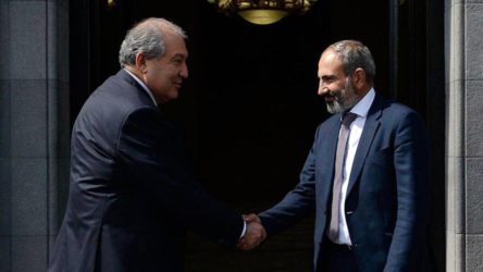 Ermenistan Cumhurbaşkanı, muhtıra veren Genelkurmay Başkanı Gasparyan'ı görevden almayı reddetti