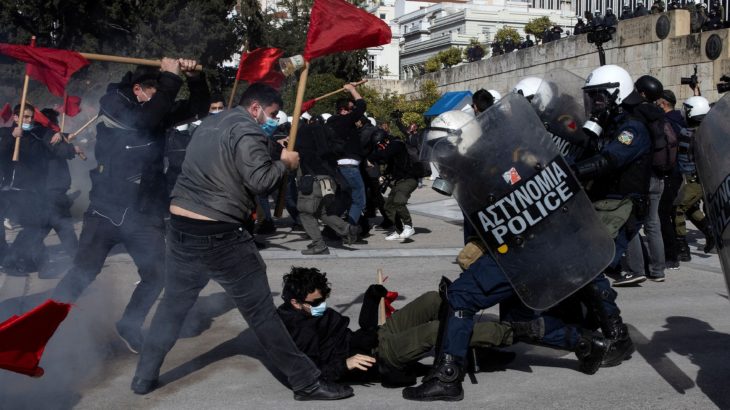 Yunanistan'da yeni yasa tasarısını protesto eden öğrencilere polis müdahalesi